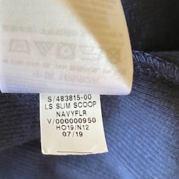 Old Navy Slim Fit Scoop Neck Navy floral long sleeve ribbed tee sz M - Picture 6 of 6